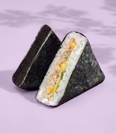 Онигири с тунцом и кукурузой