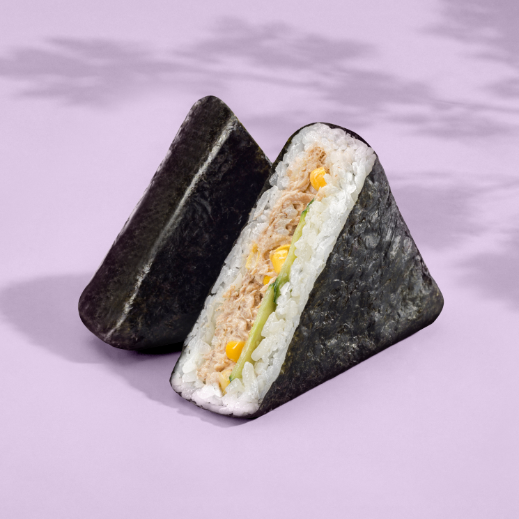 Онигири с тунцом и кукурузой