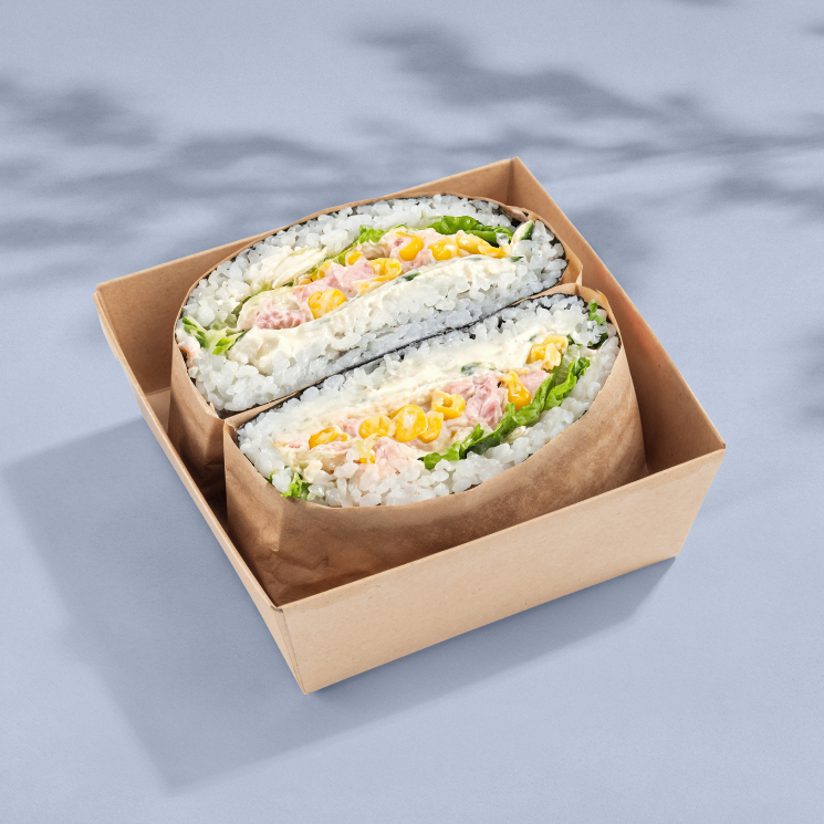 Суши бургер с тунцом и кукурузой